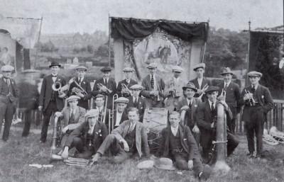 Temperance Band at Durham Gala 1924. Banner draped in black for a fatal accident during the year. 